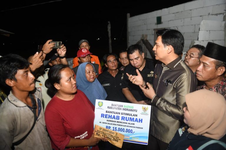 Bupati Lucky Hakim bersama Baznas Indramayu menyalurkan bantuan senilai Rp105 juta kepada korban angin puting beliung di Desa Pabean Ilir dan Totoran. Bantuan ini untuk memperbaiki rumah yang rusak akibat bencana pada Maret 2025.
