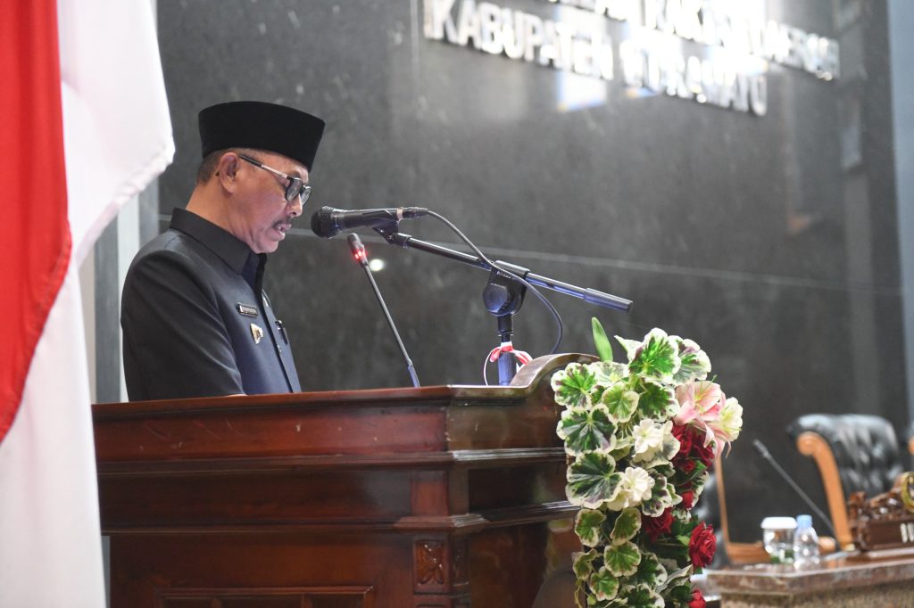 Wabup Syaefudin sampaikan jawaban Bupati Indramayu atas pemandangan umum fraksi DPRD terkait 3 Raperda di Rapat Paripurna.
