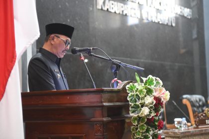 Wabup Syaefudin sampaikan jawaban Bupati Indramayu atas pemandangan umum fraksi DPRD terkait 3 Raperda di Rapat Paripurna.