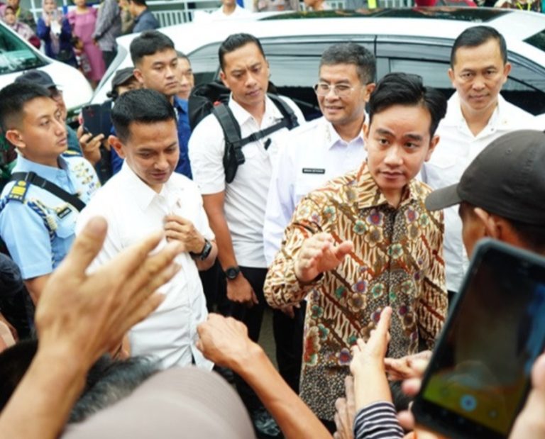 Wapres Gibran Tinjau Program Cek Kesehatan Gratis di Puskesmas Margadadi