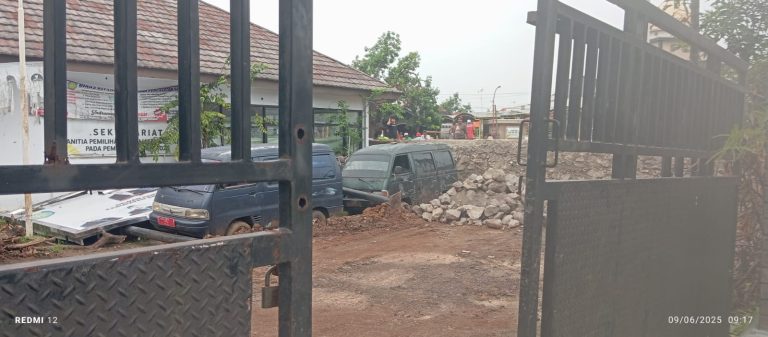 Sejumlah Mobil Dinas Kecamatan Losarang Terbengkalai Tertimbun Galian Proyek