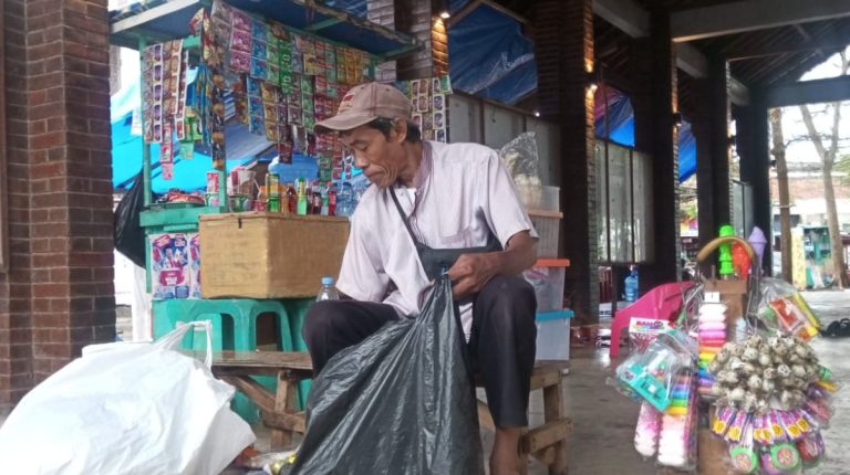 Mang Julham, Pedagang Pedang Mainan yang Tetap Bertahan di Tengah Sepinya Dagangan di Jatibarang, Indramayu